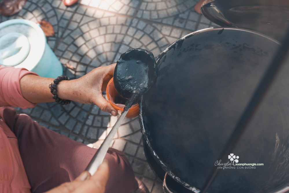 Hoi An memories in 70-year-old Thiểu’s black sesame sweet soup vendor