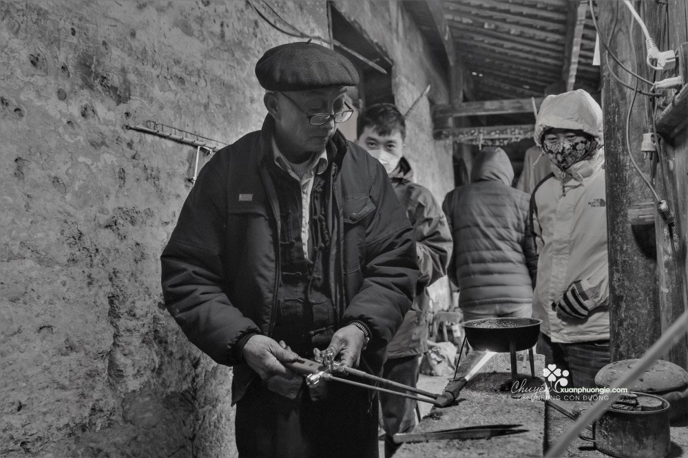 Visiting the H’Mong six-generation family crafting traditional silver jewelry